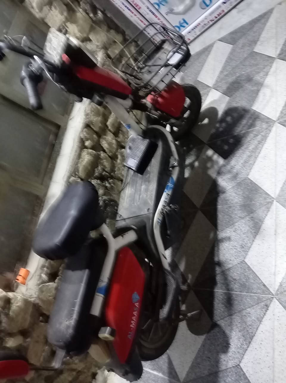 سلام عليكم دراجه شحن 4 بطاريه سعر175 مكاني رمادي رقم ***********
