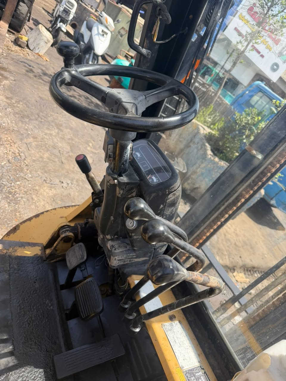 للبيع كتر 3 طن ونص 3 حركات جب عالي منفيس كاتي موديل 2005 رافعه بلاديه على وضع الشركة أي استفسار اتصل على الرقم ***********

