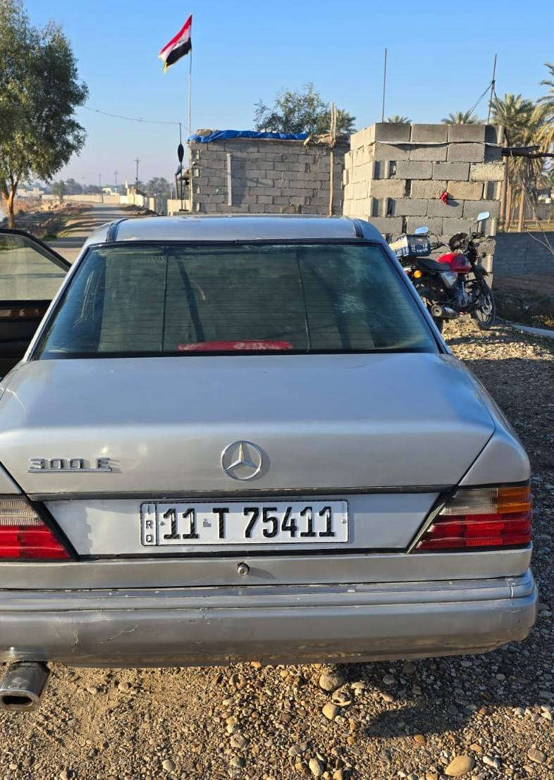 سلام عليكم مرسدس 88محدث كامل 91 
غرفه كامله جديده ويل رياضي تخم تاير 
منضومت زنون تحول ابيض ترجع أصفر 
 شاشه تاب مضخم صوت 
كهرباء كلهه شغال سياره جاهزه بدون نقص 
مكان ديالئ المقداديه س60بيها مجال 
***********
