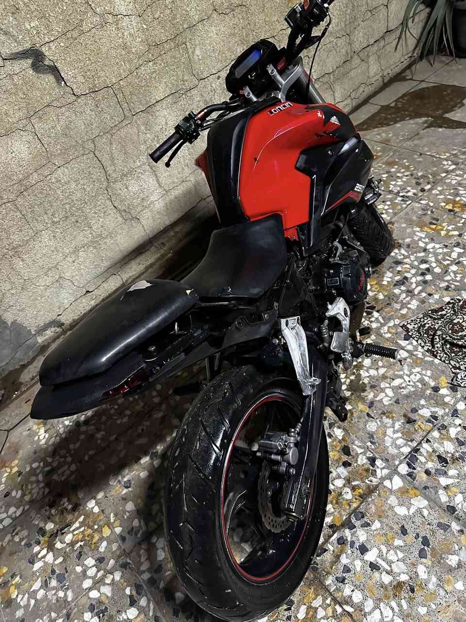 سلام عليكم اخوان دراجه لونسين 250cc كفاله گير ومكينه وضفيره وعقل نقصها بس الكفرات الجانبيه مثل ما موضح گدامكم دراجة رقم وسنوية جاهزا بس تشغل وتطلع 

سعرها 18 وبيها مجال للشراي 

اخوان اني مكلف بالنشر عنوانها بغداد 
رقم راعيها /***********
