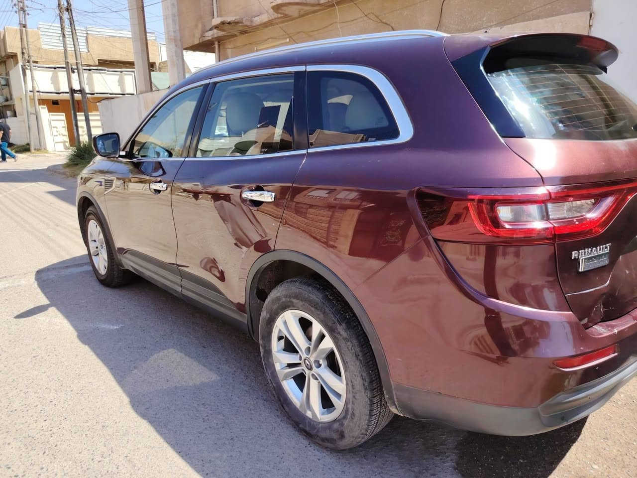 السلام 
سيارة رينو كوليوس موديل 2019 إستلام شركة البلاد شهر 12 عام 2020 گير ومحرك نيسان إنتاج كوريا الجنوبية ووارد كوريا الجنوبية محرك 2500 اللون أحمر غير محدد قريب للماروني 4 سلندر حرة بأسمي تحويل نفس الأسبوع 
للبيع وإذا مراوس فقط 7 راكب وحسب القناعة 
كفالة عامة صبغ تبديل بارد ماشية 72 الف كم قابل للزيادة رقم ألماني بغداد تحويل بعد الأتفاق والسيارة صيانتها بالشركة داخل الضمان محرك وگير  ،  ضمان ال 5 سنوات أنتهى بالخير على اللي تصير من نصيبه 
السعر 155 ورقة بعد التخفيض وبيها مجال بسيط للطيبين لأن كنت عارضها 175 ورقة 
وللمعلومات اكثر التواصل على الرقم *********** ( من الساعة 10 صباحا" الى الساعة الثامنة مساء" ) وبعد هذا الوقت بأمكانكم المراسلة على الماسنجر لطفا" 

💥مواصفات السيارة 💥
✨ المحرك 4 سلندر  2.5L نيسان ياباني
✨ ناقل حركة أوتوماتيك وعادي 
✨ دفع AWD
🔑 مفتاح التشغيل سويچ عدد ( 2 ) 
✨حساسات 360 درجة
✨مصابيح امامية LED 
✨️ مصابيح خلفية LED 
🛞 ويل كب 
✨️ اشارة في المرايا الجانبية 
✨️ المرايا قابلة للطي تلقائياً
✨عدد AIR BAG 8
✨ هاند بريك ميكانيكي بالقدم
✨ مكابح ABS 
✨ شاشة أعطال 
✨ تحكم مقود
✨️منفذ طاقة 
✨ تتسع المقصورة لـ 5 ركاب
✨مقاعد جلد و مخمل 
✨ اضاءة led داخل العدادات 5 الوان
✨ تثبيت مقعد الأطفال ISOFIX 
✨  تبريد مناخين للسائق و الراكب مع تبريد خلفي
✨ نظام مانع الانزلاق 
✨حاملات اكواب 
✨صندوق يدوي 
✨ قمارة حديد 
✨اريل نفيگيشن
✨المرأة الوسطية بخاصية تعتيم بغداد, العراق
