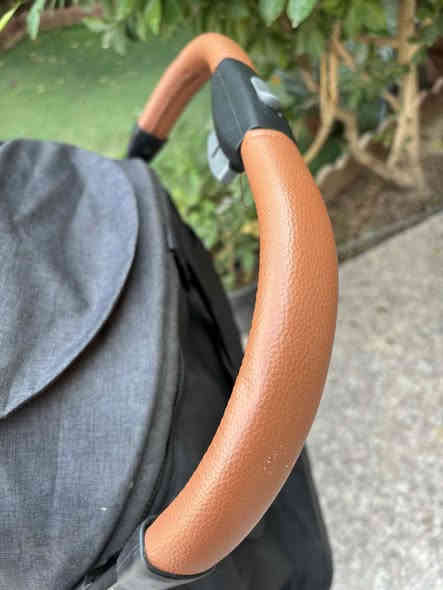 السلام عليكم عربانة أطفال للبيع ماركة بلاهو اخذتها من امزون مسكات جلد عجلاتها قوية وبيها دبلات تتحمل الطرق الغير معبدة أيضا مظلة ضد اشعة الشمس وتتطبك بثانية وتنسحب مثل الجنطة تتحمل حت ٢٢ كيلو توجد خدمة توصيل للتواصل واتساب ***********
السعر٥٠
