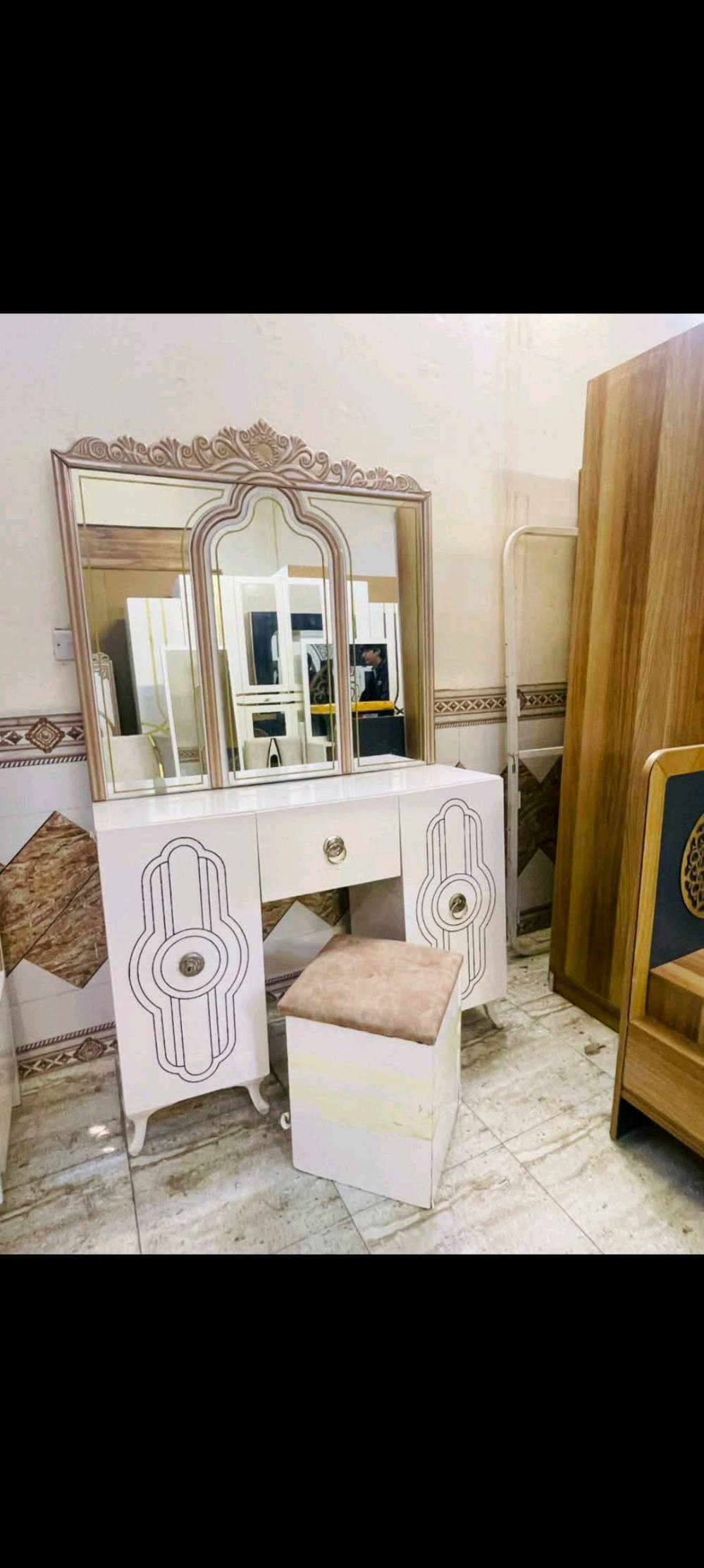 غرفة تركي نضافة ٨٠ 
٩ قطع نضيفة سعر  بغداد ٧٥٠