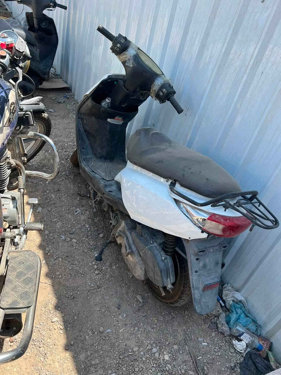 بريز  طافية للبيع كوم حديد 
تايرات جديدة هورن لايت أشاير 
السعر ٢٠٠
بغداد زيونة
***********
