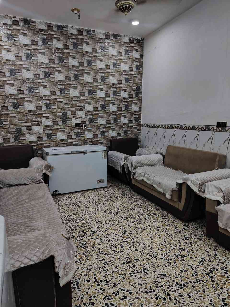 دار للبيع في حي الحكيم نزلة افران المهدي قرب جامع الرحمن الواجهه ٧ م والنزال ١٦ متر يحتوي على غرفه واستقبال وهول وصحيات ومناور عدد٢ وصحيات البناء طابوق درجه اولى للاستفسار الاتصال على الرقم الثاني ***********

