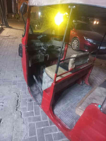 سلام عليكم تكتك مديل ١٨  للبيع أوراق كامله عوزه تعمير بيه اخياسات مال الجاملغات مكان بغداد حي النصر ***********  سعر 2و  400. وبيه مجال
