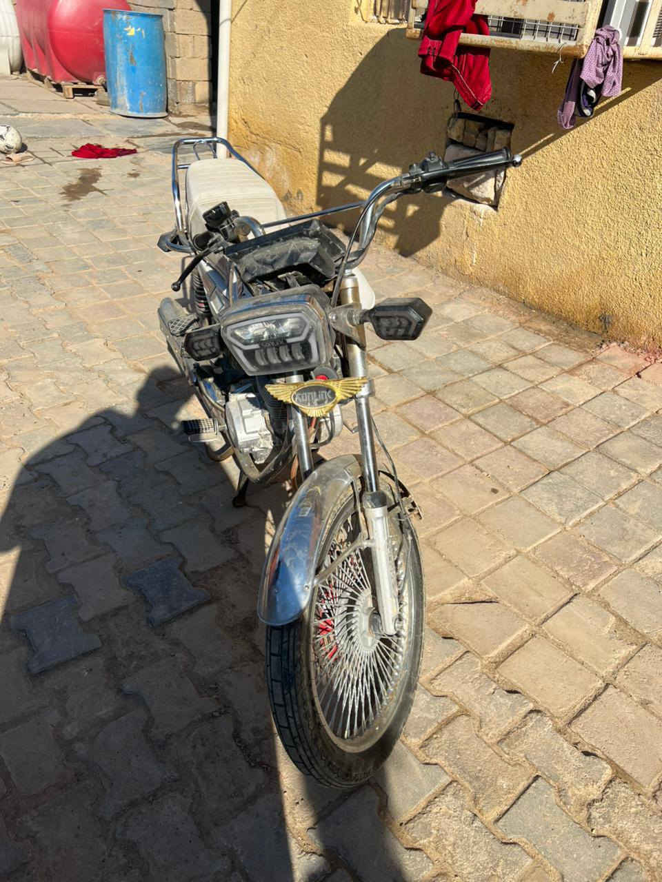 السلام عليكم مكلف بل نشر دراجه كدامك دراجه نضيفه برقي ما مفتوح بيها وراقها كامله  السعر 650 وبيها مجال 
عنواني بغداد حي ور سبع قصور 
***********
