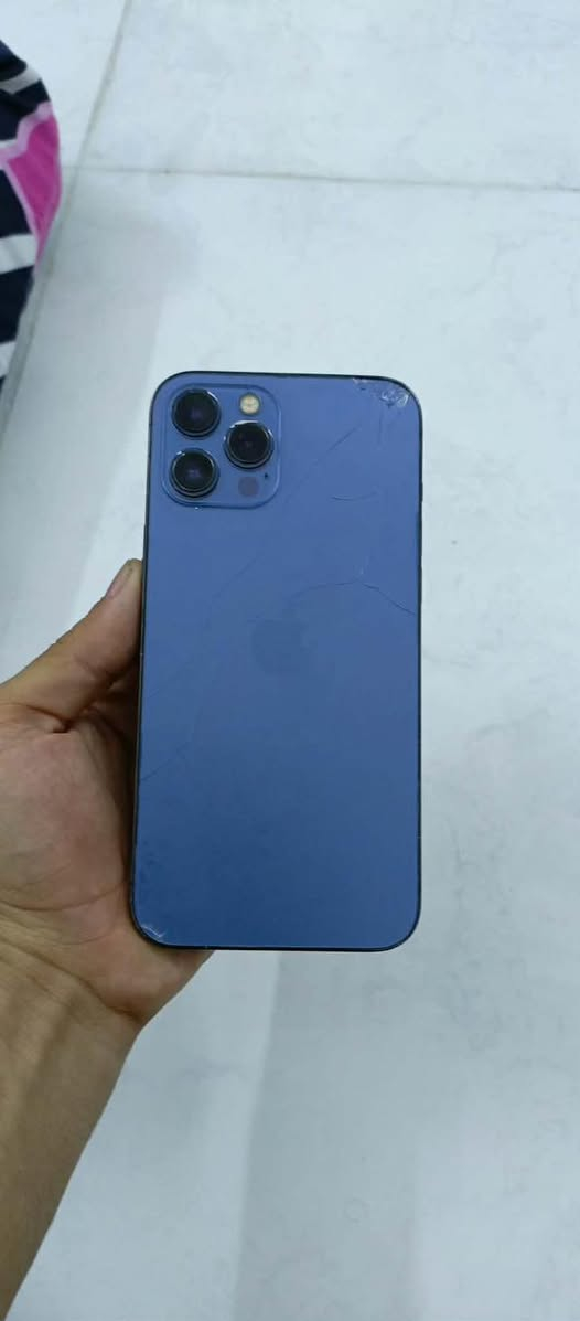 ايفون ١٢برو ماكس ذاكرة ١٢٨
امبدل بطاريه وشاشه اصليات بطاريه ١٠٠ نوعيه كلش زينه 

ولشاشه القديمه موجوده طلع بيها خط اخضر وبدلتها  كامراته كلهن شغالات  

سعره ٢٧٠ وبي مجال قليل مكاني بغداد  ***********
