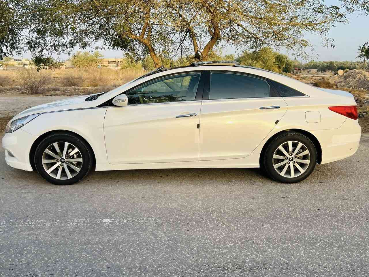 سلام عليكم
سوناتا  2011 خليجي فوول VIP 
فول مواصفات للاخير اعلى فئة 1/1
مكفولة من صبغ 
سقف بانوراما 
بصمه تشغيل 
بصمه ابواب وصندوق 
كشنات كهرباء 

لد امامي وخلفي 
مكينة 2400 دوش 
تبريد قطعتين 
وباقي المواصفات المعروفه 
سيارة جديده جدا
. 
للاستفسار 
***********
