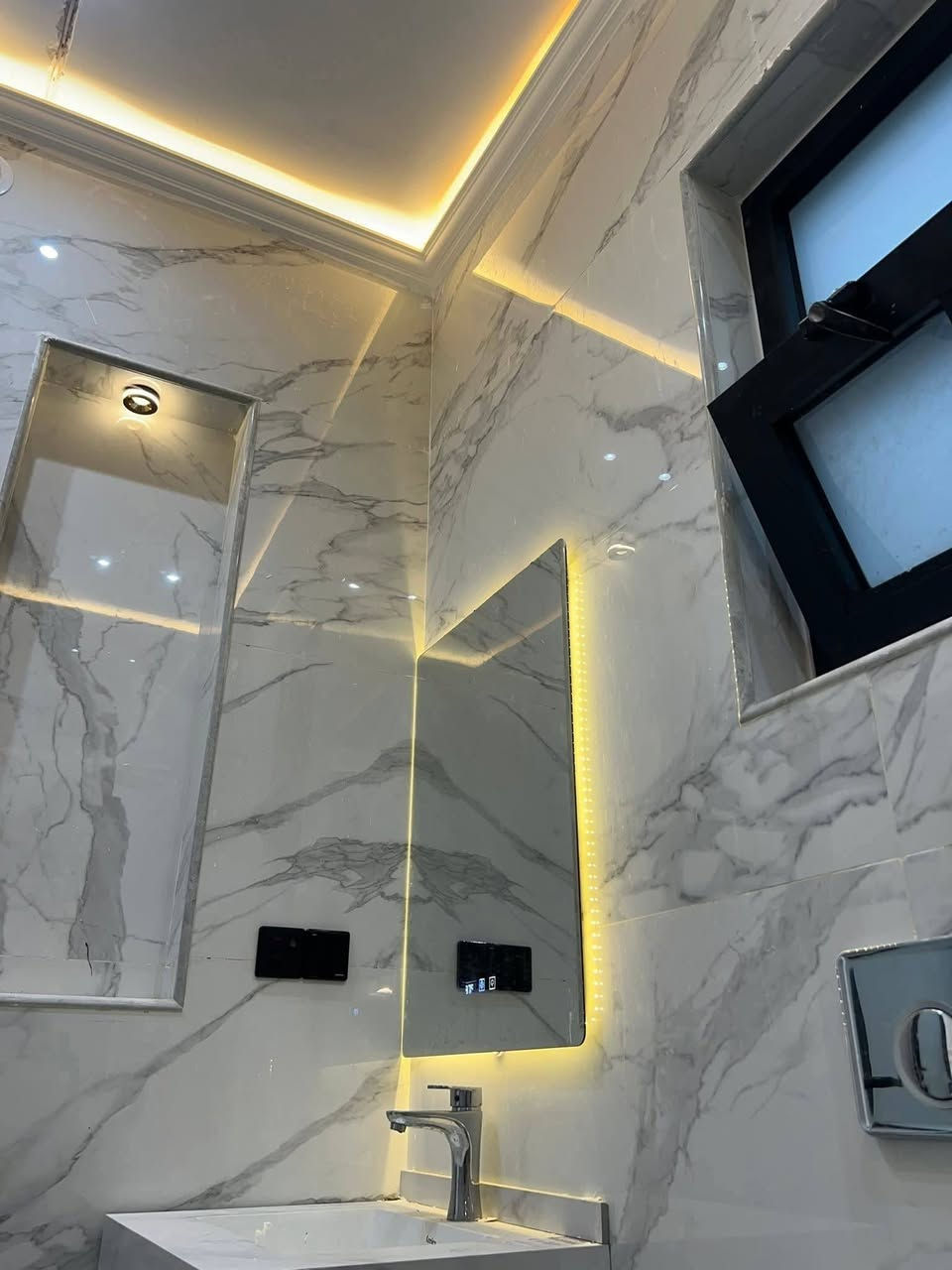يوجد لدينا مشتملات للبيع🏡
بناء مشتملات حديث درجه اولى 🎖️
_________________
الواجهه{5} النزال {20}
_________________
كل مشتملات مساحه 
________________
((100)) م/((100)) م/
________________________
يحتوي مشتمل واحد على ::

يحتوي على+ خدمات +وغرف نوم ((3))
+وصاله+ ومطبخ+ واستقبال +وصحيات +ومنور
________________________

📍الموقع:: حي الجهاد 
📍منطقه الامانه ///وخلف معرض الصباح قريب شارع التجاري ::✅
________________________
المراجعه// (((مكتب الصادق للعقار))) 
الموقع// مكتب حي الجهاد 
على الشارع التجاري 
يم الكراج 
________________________
التواصل على الارقام ☎️

***********واتساب 📞

*********** تصل 📞
