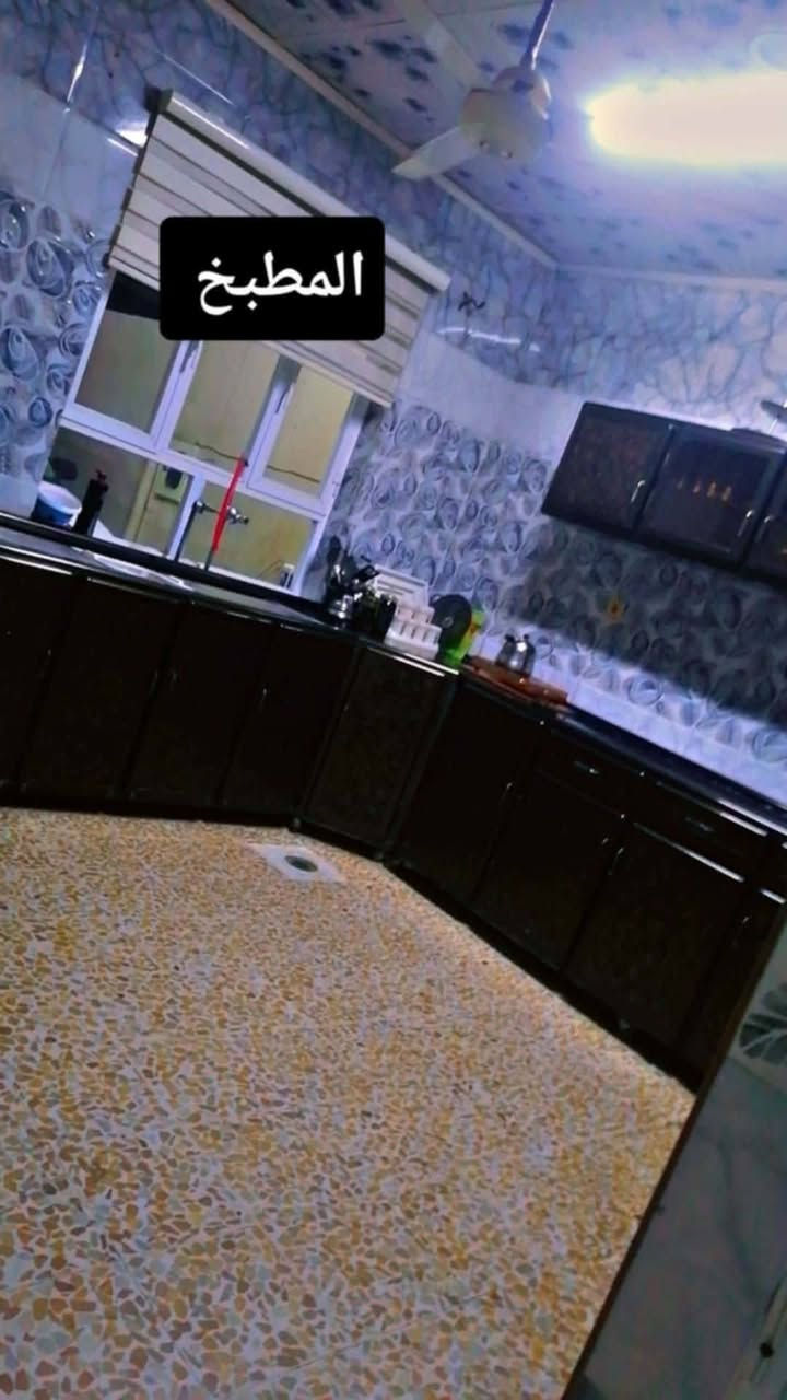 #بيع مستعجل سعر مناسب 
بيت للبيع مساحة 250 متر حي الانتصار شارع 30 مقابيل أسواق حسام تبليط وخدمات كامله سند ملك صرف طابو الزهور شرط التحويل يتكون من,3 غرف نوم وهول ومطبخ حار وبارد واستقبال وصحيات وبيتونه 

السعر 99 مليون وبي مجال للتواصل

***********

***********
