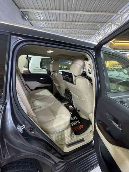 سلام عليكم 
لاندكروز GXR تطبيق شركة ساز
موديل 2022 اصل تكمة سنوية 2022
مكفولة من صبغ وتبديل وبارد كفالة عامة
ماشية 55 الف 
مواصفات 
ثلث شاشات 
كشنات تبريد 
فتحة سقف 
شغال بعد بلادي
كشنات اثنين كهرباء 
كشنات جلد 
جنطة كهرباء 
حساس امامي خلفي
شغال بعد بلادي
فتحة سقف  
بصمات اثنين
***********
***********
