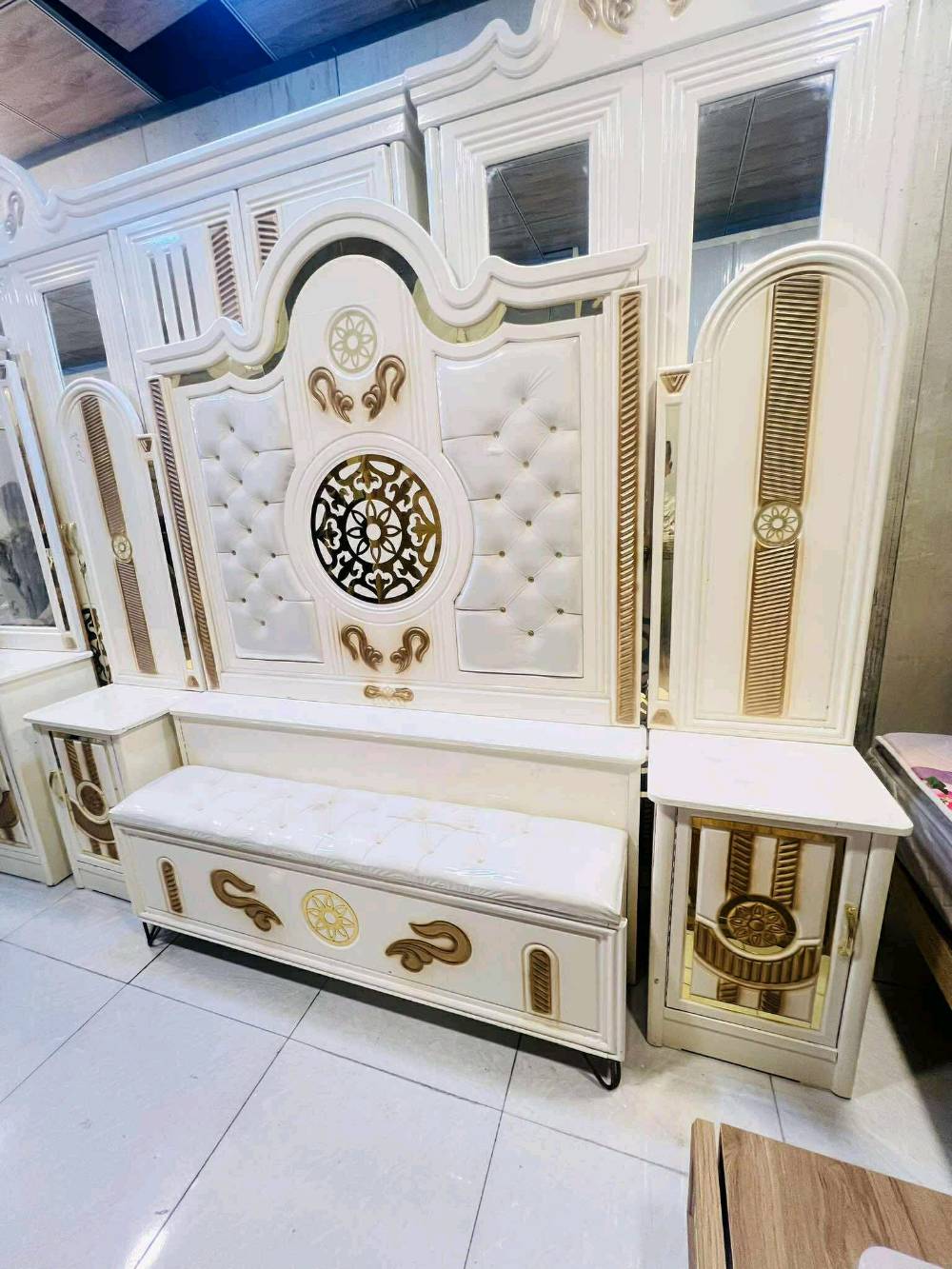 غرفة. عراقي.  تصميم تركي. كوالتي عالي تحفة فنية. ٦ابواب كولش. فخمة شغل. ثكيل. مليون و250. واصل. كول.  مناطق بغداد