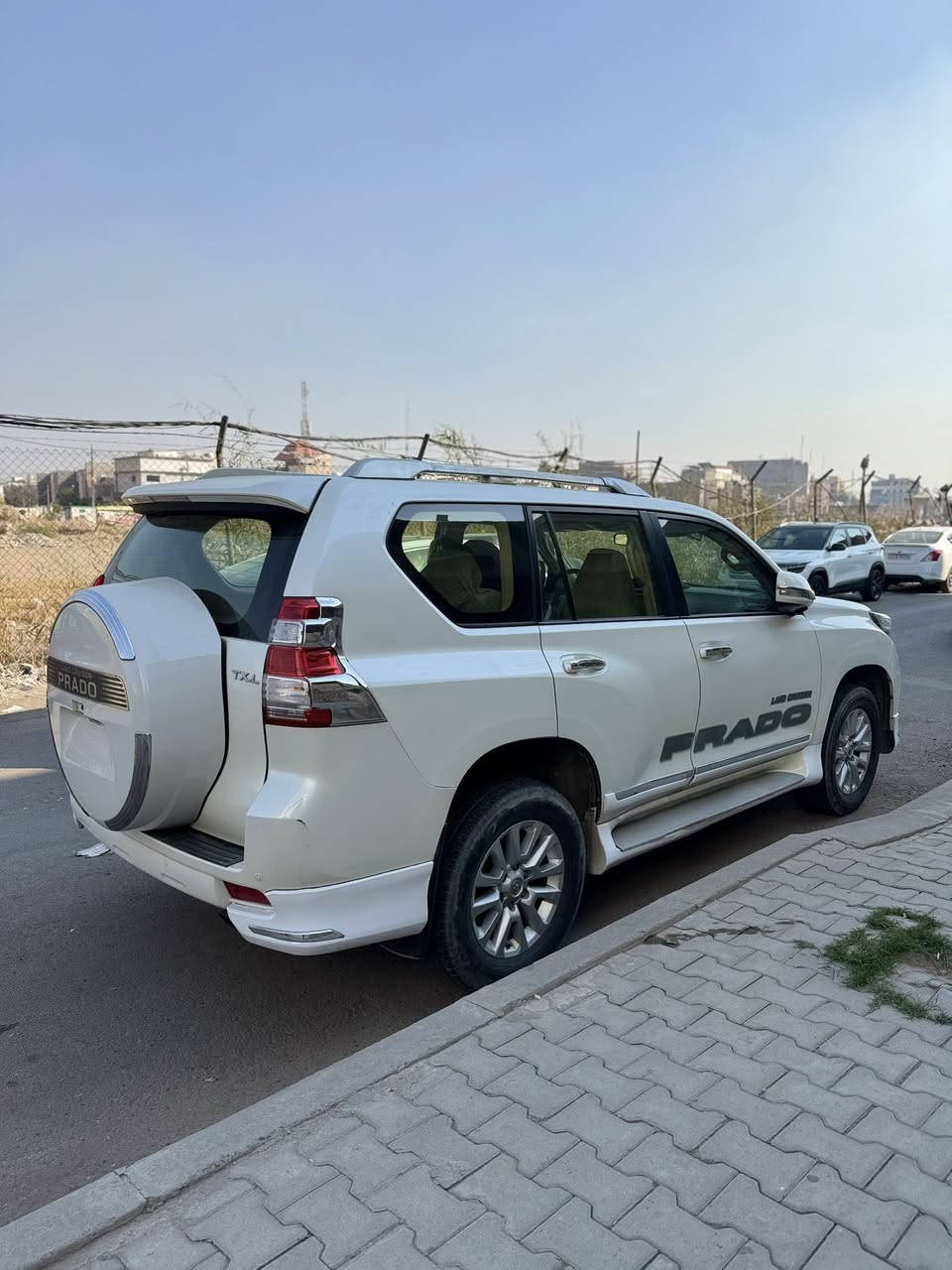 سلام عليكم اخوان برادو 2017 للبيع
********************************
مواصفات :- TXL
خليجي 6 سلندر 
كامرة 
بصمة
٨ ايرباك
شاشة
7 راكب
4x4
السيارة حيل نضيفه اخوان كير محرك نظيفات ماناقصه شي مكملة من كل النواحي تجي وتشوف بعينك
ماشية 172000
**********
للاتصال والاستفسار على الواتساب 
***********
