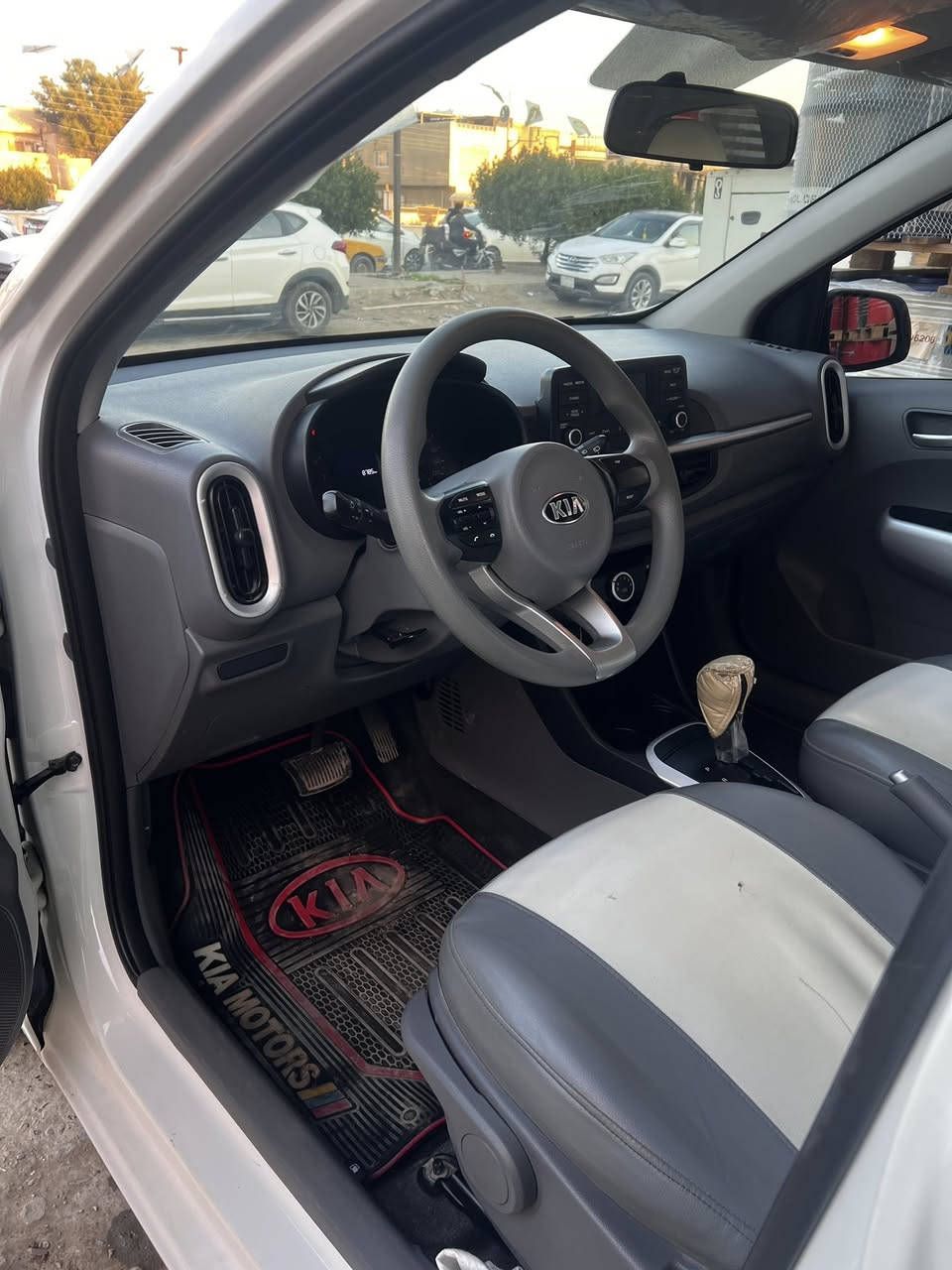 يا الله
سلام عليكم 
كيا بيكانتو 2020 4 سلندر 
سيارة جديدة بمعنى الكلمة 
ماشية 8785زيرووو 
سبيرها منازل نهائياً
مكفولة سيارة فقط بيها تلحيضات بل دعاميات موضحه بصور
السعر ب120 ورقة 
***********
