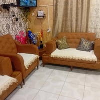 طقم ١٠ مقاعد • طاولة وسطية • نظيف وقوي