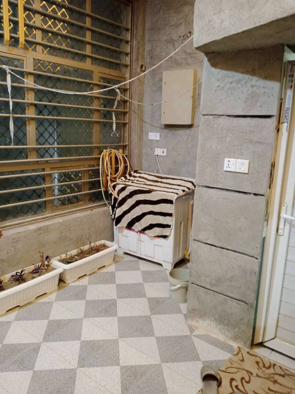 سلام عليكم يوجد لدينه بيت طابو لبيع مساحته ٨٥متر لوجهيه ٤٢٥ ونزال ٢٠متر بي منام ١وصاله مطبخ مساحت درج وبيتونه مبنيه وكامله   لبيت كامل من كلشي خدمات شارع كهرباء مي مجاري تبليط رصيف سعرخاص لمكان حي جمعيه يم ابو سجاد ابو لبرادات  لي يريد يتفضل خاص لو يتصل على رقم الهاتف صاحب لبيت ***********
