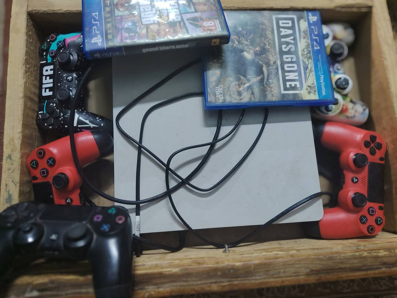 بلي 4 للبيع جهاز نضيف وجاهز مباشر للتشغيل بدون حماوه ولا اي خلل ولا اي تصليح لون ابيع معا اربع يدات وكامل ملحقاته بيس وألعاب موجودات مكاني البصرة الزبير ماعندي توصيل السعر 225 الشراي يتصل ويدلل ***********
