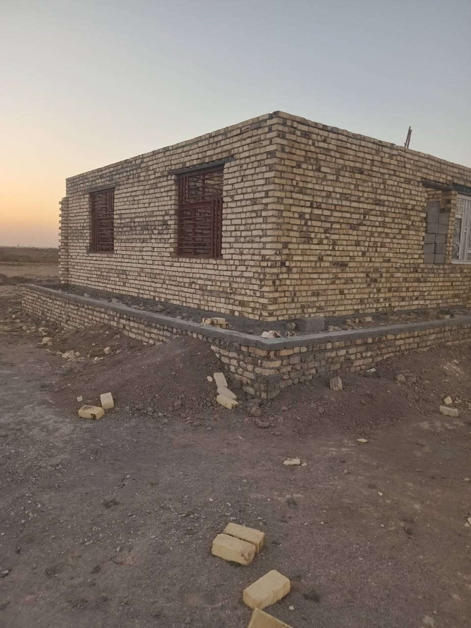 السلام عليكم بيت هيكل للبيع يم المطور العقاري توزيع التجاوزات السعر 15 وبيهه مجال قليل ***********بي واساب
