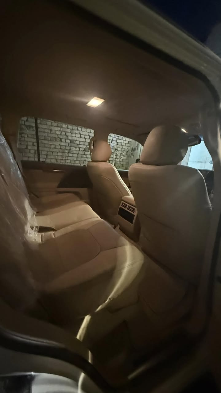 السلام عليكم .....
للبيع او المراوس 
تويوتا لاندكروز خليجي GXR
موديل 2014
بريم باب اول 
العداد 140/ الف كيلو متر 
رقم بصرة  بأسمي  تحويل مباشر السياره جديده وجاهزه 
مكفوله كفاله عامه من الدعامية للدعامية
 لاصبغ لا فتح لاتبديل
مكينه وكير كفاله شرط الفحص
فقط رصعة مسحوبة بي دي ار اربع اصابع .
المواصفات : 
فتحه سقف سلايد 
مري شفط
محرك 6سلندر 4000
كشنات خزن
كشنات جلد لون بيجي 
كامره خلفيه
تشغيل عن بعد
حساس امامي 
حساس خلفي 
ثلاجه
كشن كهرباء 3دكم 
جام اوتو
دوسات ليزريه
زراك لايت 
تخم تاير دنلوب جديد 
حدادية جديدة بحالة ممتازة جدا ً
السيارة مابيها دينار مصرف 

 سياره جديده بمعنى الكلمه إستخدام شخصي ...
مكان السيارة / البصرة 
السعر/365$ بيها مجال قليل 
بيع او مراوس 
***********
