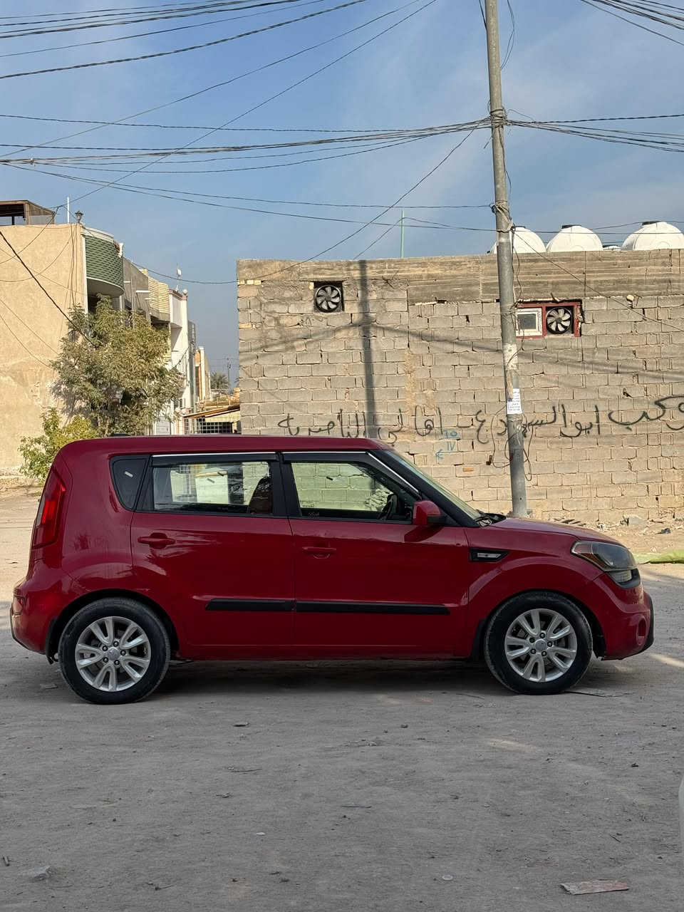 🚗 كيا صول 2013 (وارد أمريكي) - للبيع فقط 🚗
السيارة باسمي وتحويلها مضمون، وجاهزة من كل النواحي.
🔹 المواصفات والتفاصيل:
 المحرك: 1600 GDI.
 الرقم: رقم دولي جديد (بابل)، الهزة جديدة والسنوية كاملة.
 التحكمات: تحكم ستيرن كامل.
 التبريد والكير والمحرك: مكفولات كفالة عام وجاهزات 100%.
 الحادث: جاملغ وبنيد فقط (السونار موجود وواضح للي يحب يشوفه).
📍 المكان:
 كربلاء المقدسة - قرب مدينة ألعاب السندباد.
💰 السعر:
 100 ورقة ($10,000) وبيه مجال للشراي الطيب.
⚠️ ملاحظات صارمة (الرجاء القراءة قبل الاتصال):

🚫 لا أراوس (البيع نقد فقط).
🚫 أبو الأقساط لا يتعب نفسه ويخابر.
🚫 المو شراي وما جاد، يرحم والديكم لا يتصل ويضيع الوقت.
🌐 غير متواجد على الإنترنت نهائياً، التواصل عبر الهاتف فقط

📞 للاستفسار والاتصال المباشر:
 ***********
