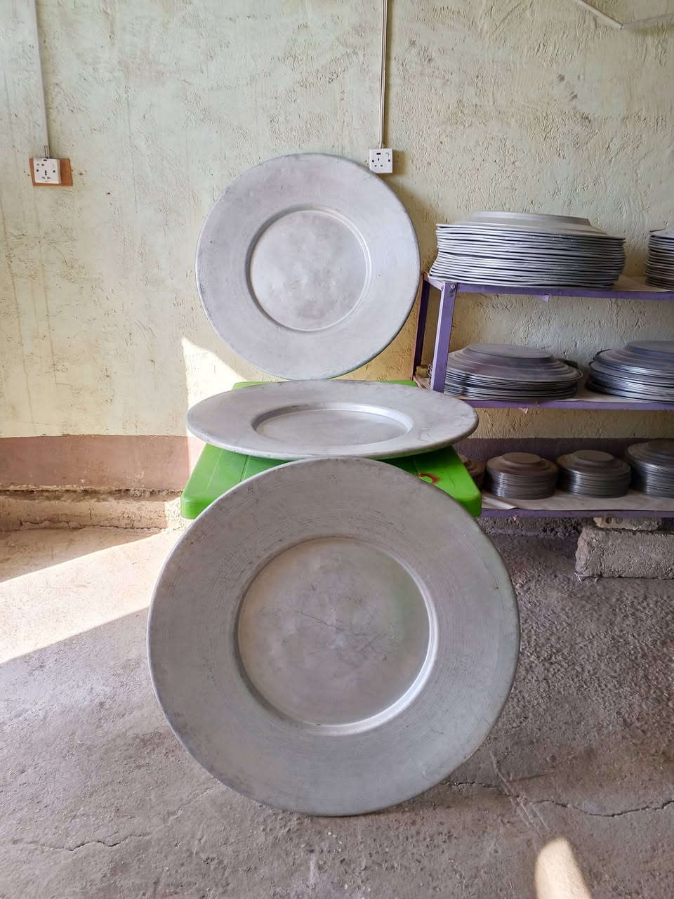 السلام عليكم
للبيع صياني ولائم نضيف جدا للمناسبات الحجم الكبير قياس 90 سم تقريبا.    العدد 40 السعر ،(10.000) للقطعة الواحدة للاستفسار الاتصال ***********
