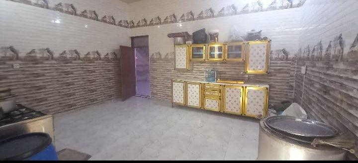 بيت بسوق الشيوخ بحي الشموع خلف شارع 30 زراعي 
مساحه 380 بناء البيت 200 حديقه 180
واجه الكليه 18 واجهه البيت 10 حديقه 8
تفاصيل البيت 
غرف 2 // 4500// 6 /
صاله 9 متار 
ديوانيه 8 متار 
مطبخ 5/5
صب كونكريت طابوك
عنوان المكتب // الشموع مقابيل مدينه العاب الشنون مكتب المستقبل للعقار قرب صيدليه انمار راشد 🏠
رقم الهاتف للاستفسار ***********
