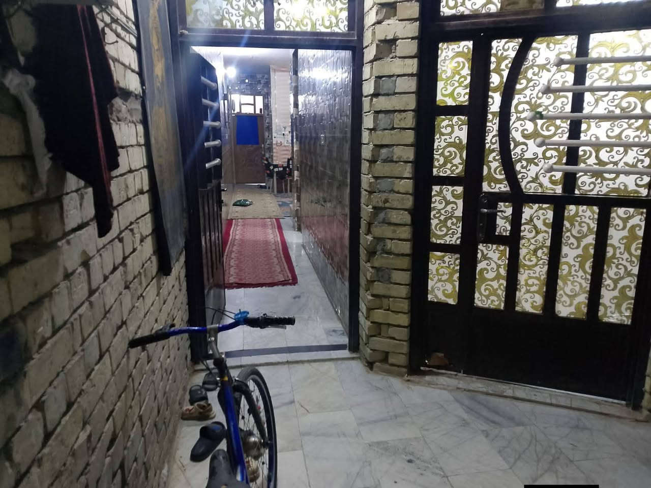 بيت زراعي منطقة الشركة الهندية قرب معمل الغاز مال الكبر ولاغزلان
مساحة 100 متر 5 ×20 طابقين الطابق الجوة كامل كلة سيراميك كامل الرضية مرمر بي 3 غرف نوم اوصالة واستقبال  الطابق الثاني الفوك نقص ارضية كاشي فقط السطح بدون بيتونة اوستارة سعر 100  ***********
