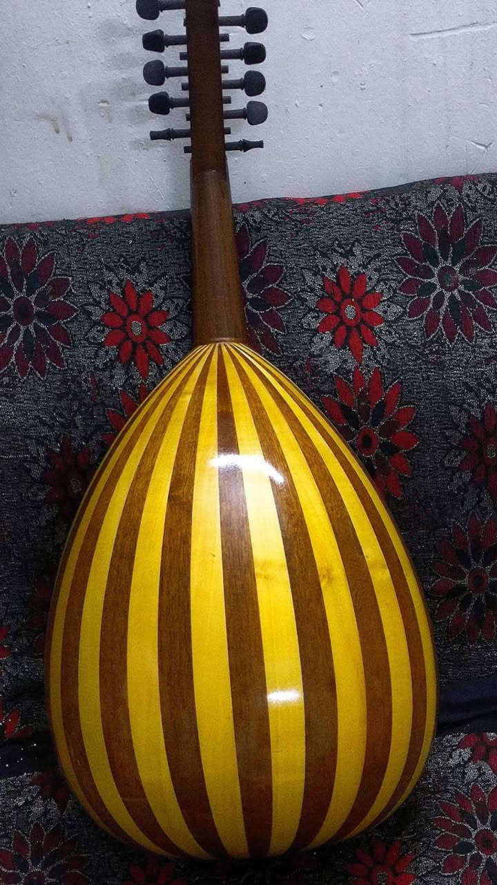 عود تركي صناعه يدويه وليس التجاري الصيني ضهر جوز ورد الفرسه خشب وليس بلاستك مفاتيح خشب سيت اوتار اليس جديد مركب عليه سعر 160 وبي مجال جدا جدا بسيط فقط داخل البصره تواصل واتساب فقط***********
