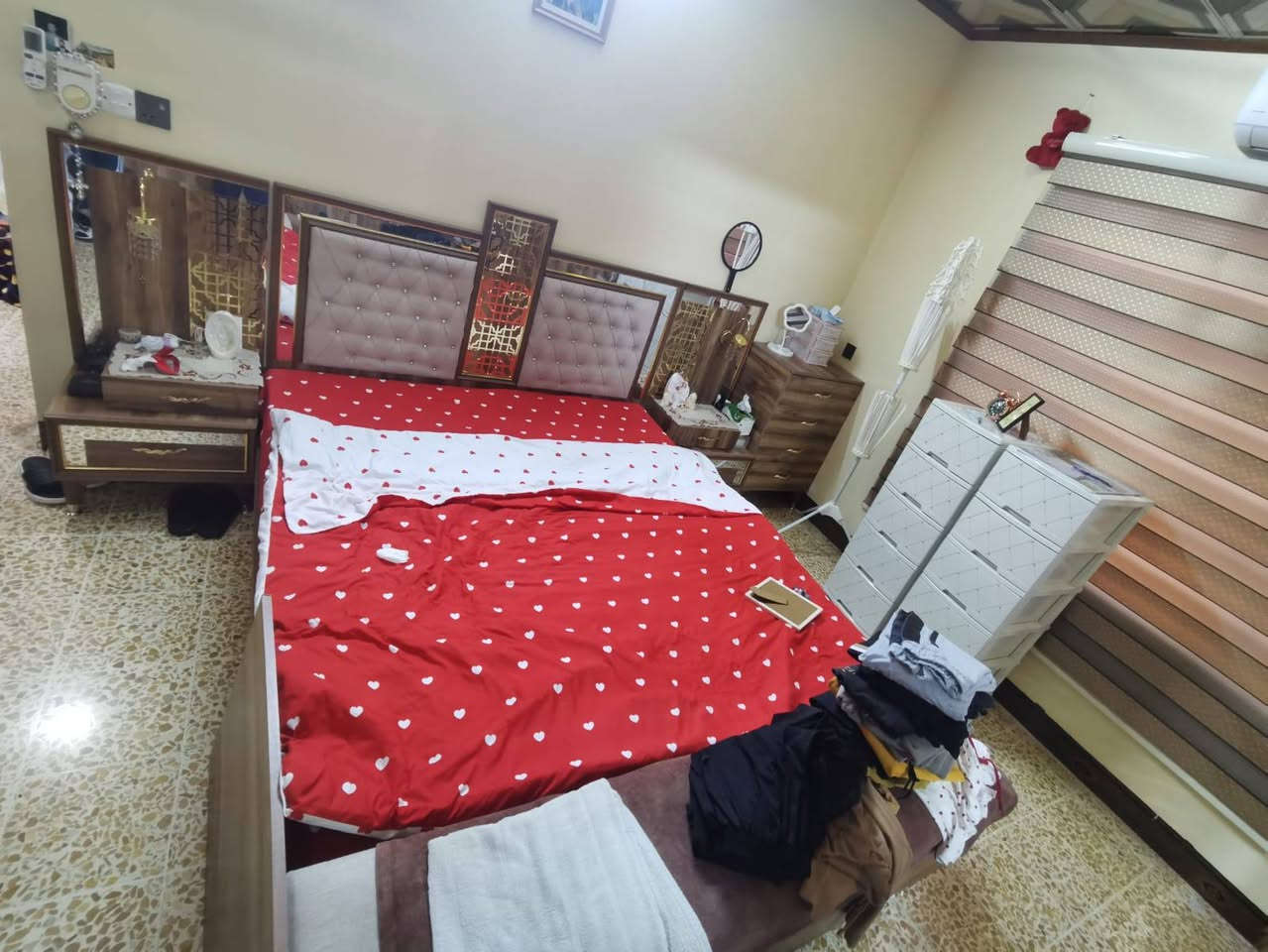 السلام عليكم من رخصه الادمن المحترم 
غرفه نوم تركي 

فصال حديث 

غرفة جاهزه جديده 

عشر قطع 

من عدا الدوشك والجرجف 

مكاني حمدانيه 

السعر عل خاص 
غرفه ضخمه 
وسعرها مناسب 

رقم الهاتف ***********
