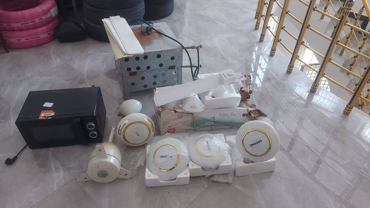 سلام عليكم
غراض للبيع
 مراوح عدد ٥ جدد
تنور غاز شغال
مايكرو جديد شغال
مبرده
سعر كلهن ١٨٠
ما موجود على فيسبوك
راسني وتساب بلخدمة
***********

