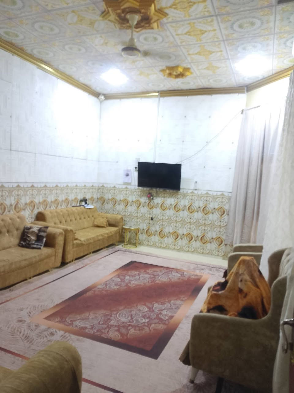 دار للبيع
العنوان البصره قضاء شط العرب ناحية كردلان
عرض الشارع 6 متر يحتوي على كافه الخدمات ماعدى التبليط والشارع الرئيسي مبلط ويبتعد 200 متر تقريبآ .
مساحة الدار 200 متر زراعي سند 25
الاساس طابوك
الطابق الأول فرمستون + رباط + سقف كونكريت
الطابق الثاني فرمستون + رباط والسقف سندويج
والصور واضحه امامكم حتى الموقع بلخارطه 
السعر : 125
رقم الهاتف : ***********
