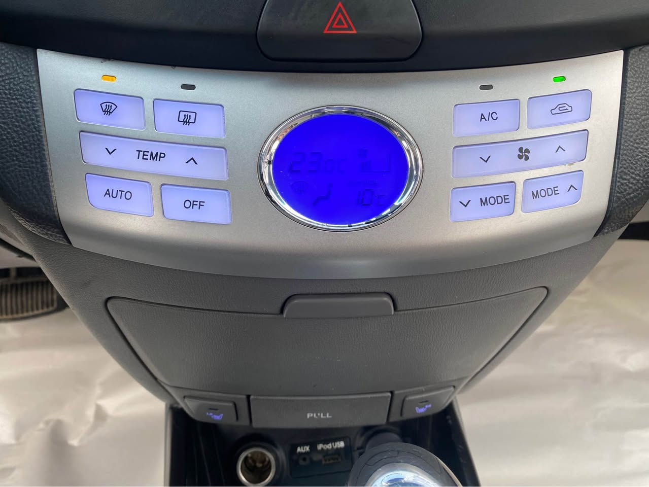 ئافانتي مؤديل 2010

فول  فول مواسه فات

ته نها سلايت نيه

كيج وه نه وشه

كوشن هيته ر 

ئيكؤحه ساس پيشوپشت

٤تايه ي لؤكي بؤبه سراوه

ديناريك مه سروفي تيدانيه

تابلي توندو تؤله 

هيج نوقساني تيدانيه

گيرومه كينه به شه رت

وه سف ناكري تابلي لؤكه

شوختوقوپاني نيه

***********

*********** رانية, السليمانية
