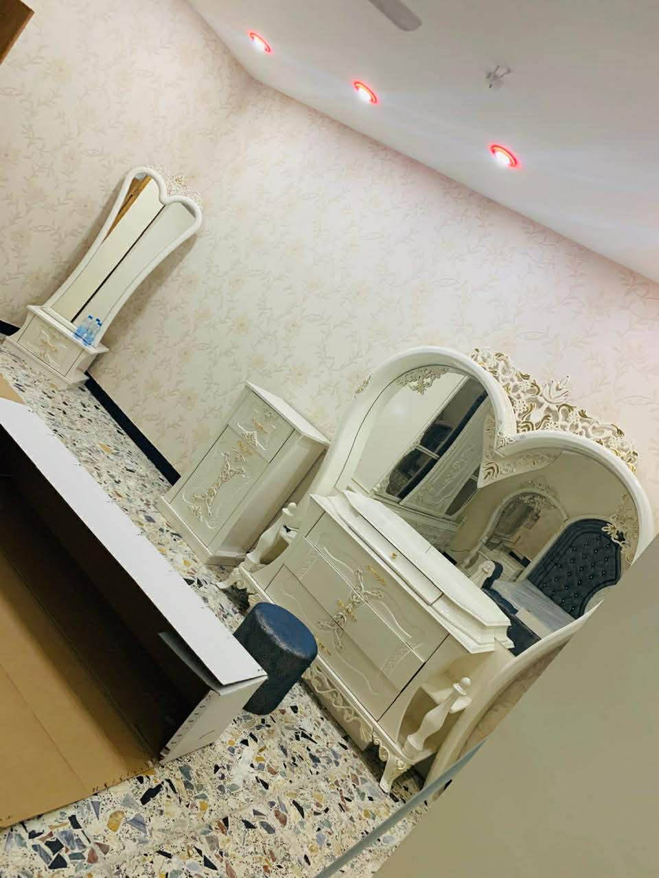 للذوق الراقي والفخم ✨
غرفة نوم نيو كلاسيك مميزة جداً بتفاصيل ملكية وألوان راقية (أوف وايت × كحلي مخمل كبس) وتحتوي على انارة مخفيه

✅ نظيفة جداً
✅ استخدام خفيف
✅ بدون أي كسر أو ضرر مع ملاحظات بسيطه جدا

تتكون من:
* سرير ملكي فاخر
* كنتور سلايد مرايا كبير ومرتب
* ٢ كومدينة مع مرايا جانبية
* ميز تواليت ملكي حجم كبير
* مرايا عاموديه حجم كبير + ميز اضافي كبير
* دوشك طبي تركي وحده ماخذه ٢٥٠ دولار

الغرفة تعطي فخامة وشكل راقي للغرفة خصوصاً بالإضاءة والديكور 🤍

💰 سعر الشراء كان: ٤ مليون و٢٥٠ ألف
📌 البيع بسعر مناسب: ٢ مليون ونص
للاستفسار مراسلة خاص
او مراسله واتس ***********
