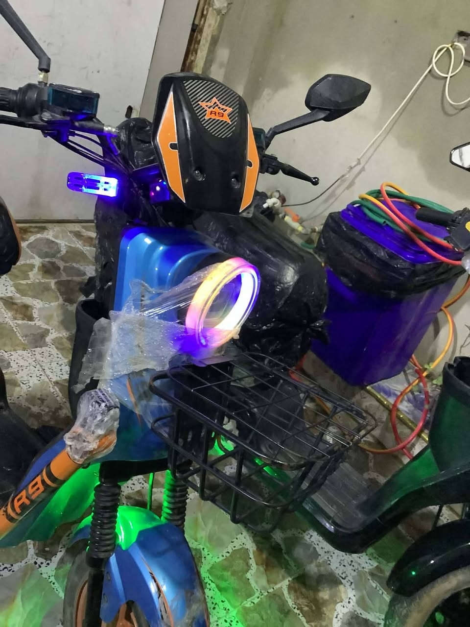 ماطور شحن للبيع R9فول مواصفات سرعه 99وحقيقي 75كلشي شغال وبطاريات جديده نضام R رجعوع للخلف وبي بصمه وكارت وسوجين السعر 425وبي مجال الرقم ***********مكاني حي الملاين الثانيه
