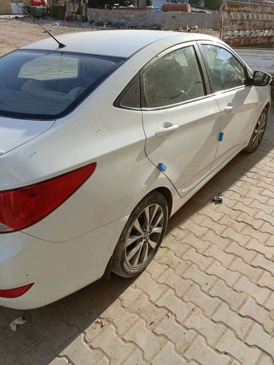 اكسنت ٢٠١٥ باسمي محرك ١٤٠٠ 
فوول ماعدا الفتحة 
رقم نجف للتواصل ***********
١٠٠$ وبيه مجال
