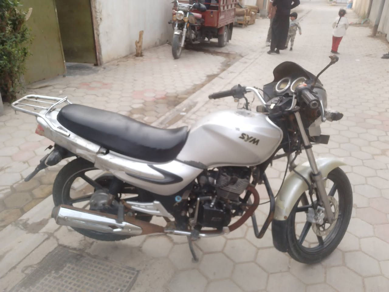 السلام عليكم موتور للبيع سايم موديل 19 رمادي شارع 20 جمرك السعر 550 رقم الهاتف ***********
