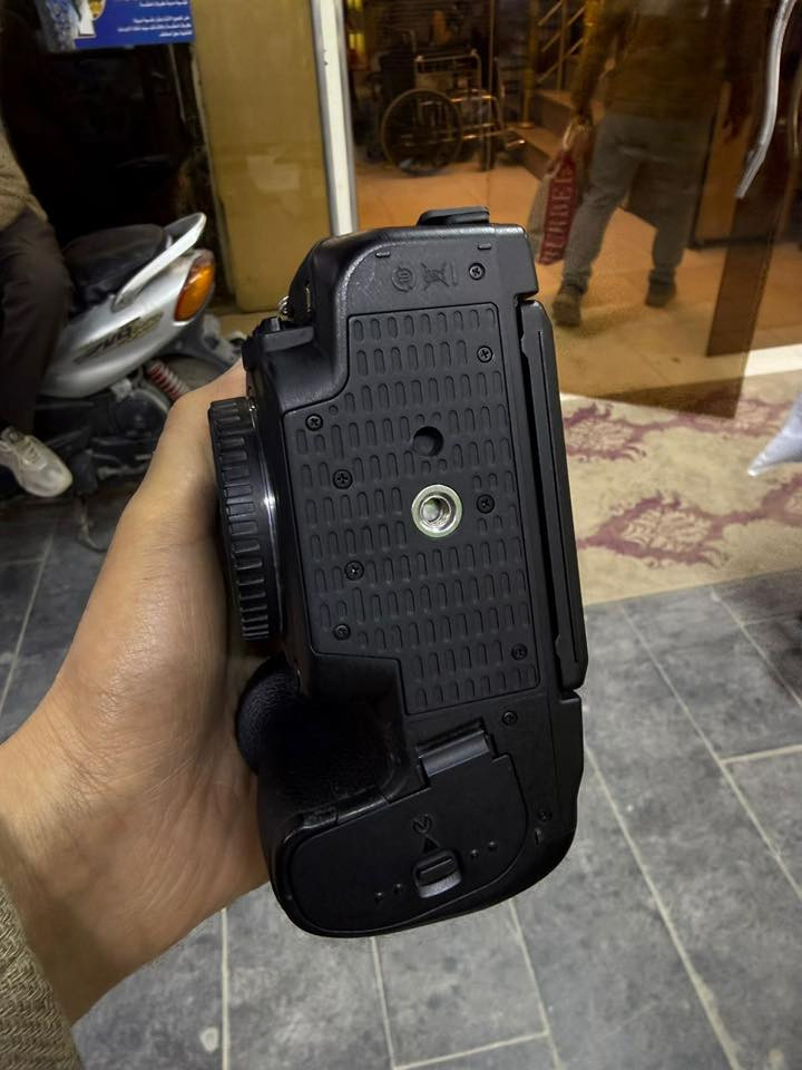 نيكون D780 الغنيه عن التعريف 
شتر معابر 60 الف نضيفه جداً مع وصل الشراء والضمان موجود 
متواجد واتساب للاستفسار #***********
