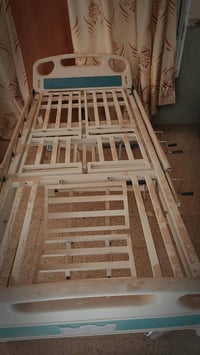 سرير طبي مع ملحقاته   جاهزه ترفع وتنزل وكل مستلزماتها وياها التواصل وا...