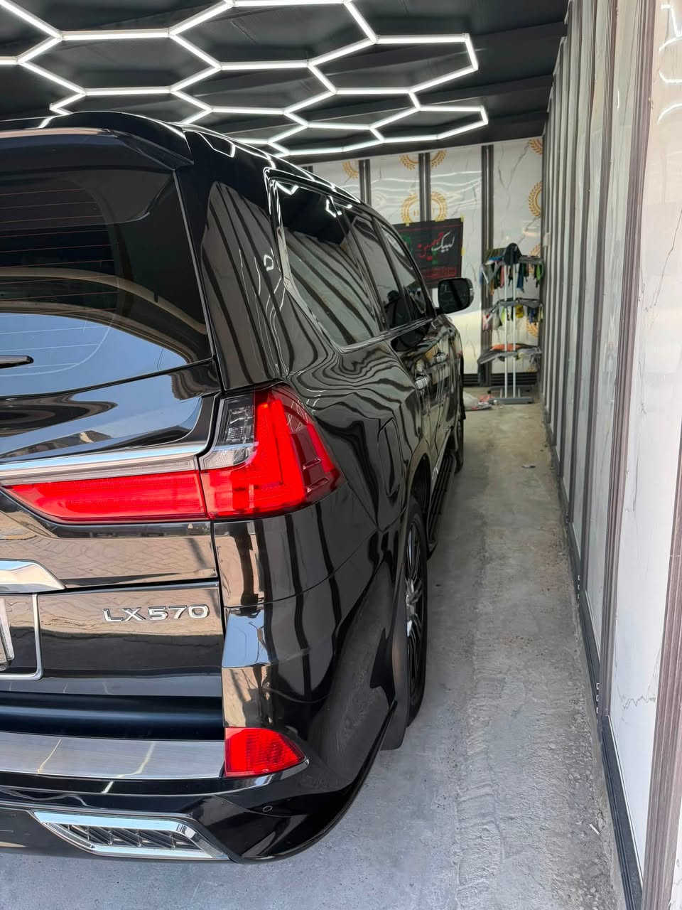 لكزس LX 570 Premier موديل 2018 سوبر سبورت
اسود اعلى فئة 
- محرك V8 سعة 5.7 ل
-مضاف لها كار بلي 
-رقم اربيل 
بيها باج تضليل 
تريد تحويل تريد وكالة 
بيها صبغ باب وجاملغ الخلفي 
السعر ٥٥٠

المواصفات:

- رادار مسار
- دبل أكسل
- نظام تعليق هوائي
- مصابيح زينون
- مشغل DVD
- مرايا كهربائية
- مثبت سرعة
- وضعية ECO
- تبريد مركزي
- بخاخات للمصابيح
- وباقي مواصفات فئة Premier الأصلية
- فتحة سقف
- داخلية جلد أحمر
- ثلاجة
- باب صندوق كهربائي
- مقاعد جلد كهربائية
- تبريد وتدفئة المقاعد
- ذاكرة للمقاعد والمقود
- مقود كهربائي
- تشغيل ودخول ذكي (بصمة)
- شاشة لمس
- 5 كاميرات
- كاميرا خلفية
- حساسات
- رادار أمامي
وبيها بعد مواصفات هواية
للاستفسار ***********
