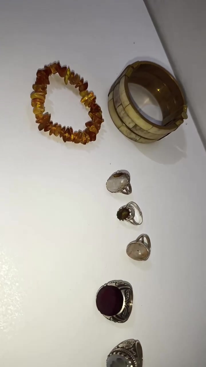 مجموعة خواتم فضه ياقوت افريقي قديم وعقيق شجري مع سوار كهرب اصلي وسوار نحاس مطعم بعظم عاج للبيع


**إذا كنت صاحب هذا الإعلان وتريد حذفه لأي سبب، رجاءا أرسل رسالة إلى الدعم الفني**