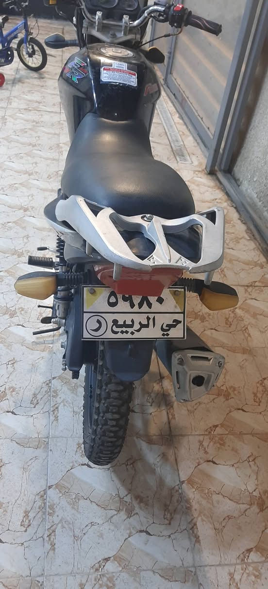 السلام عليكم ورحمة الله وبركاته 
من رخصة آدمن الكروب دراجة للبيع جمرة صاروخي اللون اسود محرك ١٥٠ تايرات جبلي جدد الامامي والخلفي الكهربائيات كلها شغاله ...السعر ٦٠٠ ألف وبيها مجال للطيبيين المكان بغداد الكَريعات /حي الربيع رقم الهاتف ***********
