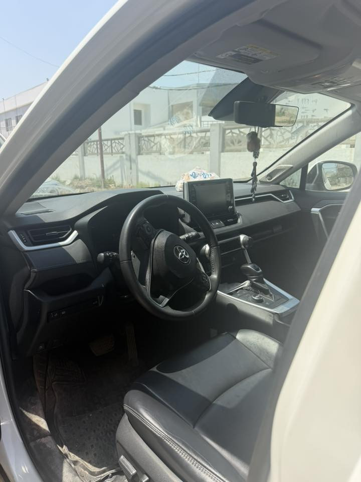 للبيع Toyota RAV4 Hybrid Limited موديل 2021 او مراوس بمارسيدس  c300
• فئة Limited (فل أوبشن)
• وارد أمريكي
• محرك وبطارية الهايبرد بحالة ممتازة
• حادث سابق تجميلي فقط (تبديل بونيد وبلادي) وتم الإصلاح بشكل احترافي
• السيارة نظيفة وجاهزة للاستخدام ولا تحتاج مصاريف

مميزات:
✓ اقتصادية جداً بالوقود
✓ مواصفات كاملة
✓ كاميرات وحساسات
✓ فتحة سقف
✓ مقاعد جلد
✓ تشغيل بصمة وميزة تشغيل عن بعد 
رقم بغداد ب اسمي 

السعر: 22,500 دولار قابل للتفاوض بالمعقول

للاستفسار والمشاهدة يرجى التواصل على الرقم
***********
