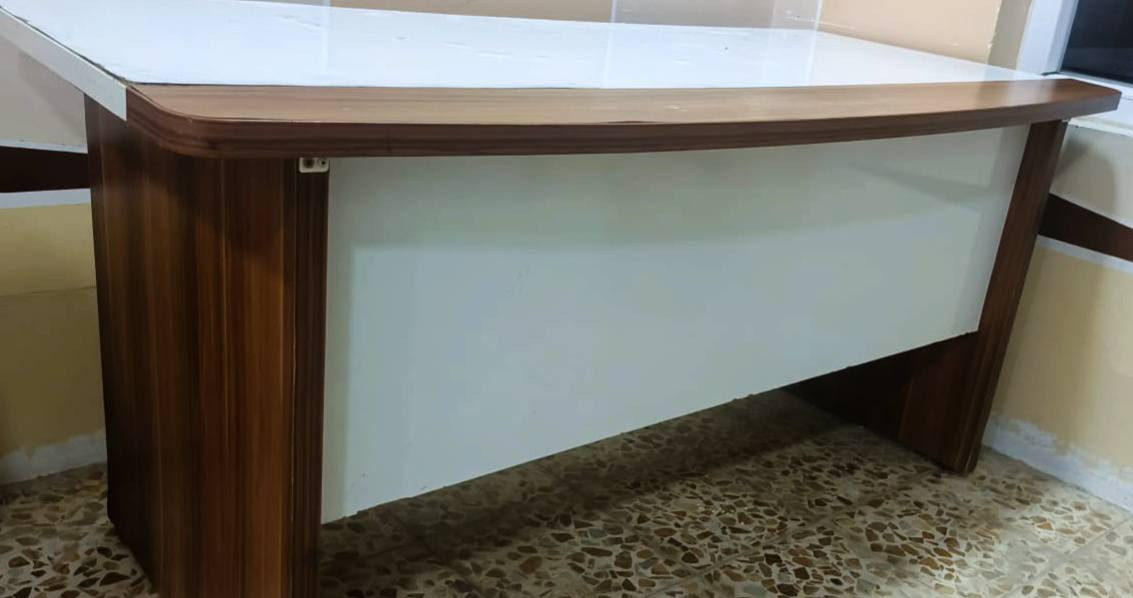 للبيع اربع كراسي ابو ثلاث طبقات وميز اداره السعر ماله الكلي 100,000 بمجال ***********
