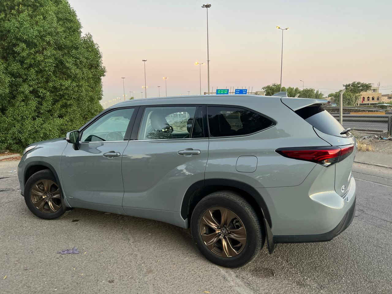 السلام عليكم
(.  تويوتا هايلندر  للبيع.  ) 
موديل 2022  هايبرد XLE
ماشية 29 الف 
اللون اسمنتي 
حادث سطحي  جاملغ وبنيد بدون دواخل 
ارباكات سليمة 
حتى بدنه وراديترات نفسهن بلاديات 
صدر كير محرك تبريد جديد 🆕 

بصمات
سلايد روف
7راكب 
كشنين كهرباء
كشنات تدفئه
كشنات جلد لونين مميز 
سايد بريك بصمه 
اوتو هولد

EV Mood
كشافات ضباب 
صندوك كهرباء ⚡️ 
وبعد هواي مواصفات 
 
السعر 290  
بغداد الغزالية 
 هاتف ☎️ ***********
