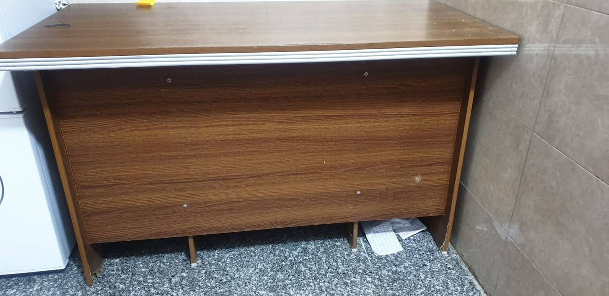 السلام عليكم ميز مكتبي جديد استعمال قليل جدا نظيف بسعر ٨٥ الاتصال على ***********
