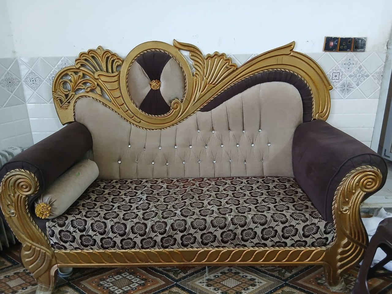 سلام عليكم تخم 10 مقاعد ملكي جديد مابي اي شي كلش حلو للبيع سعر 375 وبي مجال ***********
