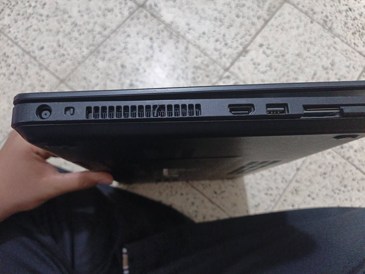 شاشة 15.6
core i7 الجيل الرابع
 الذاكرة العشوائيةRAM 8GB
هارد دسك ssd256GB
كارت شاشة داخلي4گيگا والخارجي انفيديا جي فورس 2گيگا
فول كيبورد عربي انكليزي أرقام جانبية للطباعة
منصب وندوز 10 كل برامج التواصل الاجتماعي وبرامج الاوفيس 
برنامجautucad 2022
كامرة أمامة وكل المنافذ سليمة والصوت واضح جداً
ملحقاته شاحنه اصلية مع ماوس وحقيبة
الموقع البصرة
السعر 300 وبي مجال
***********
