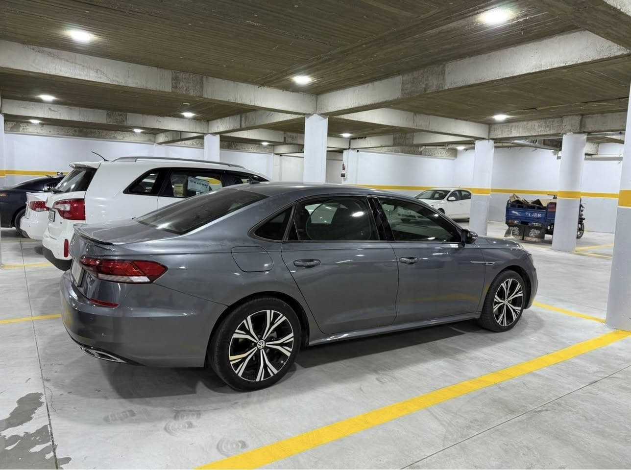 باسات 21 
ارلاين فول 1/1 
ماشيه 50 
بجم كبس 
ضررها بين الباب والجاملغ الخلفي 
ايربك برده فقط 
سياره جديده وجاهزه 
مكانه موصل 
للاستفسار
***********
