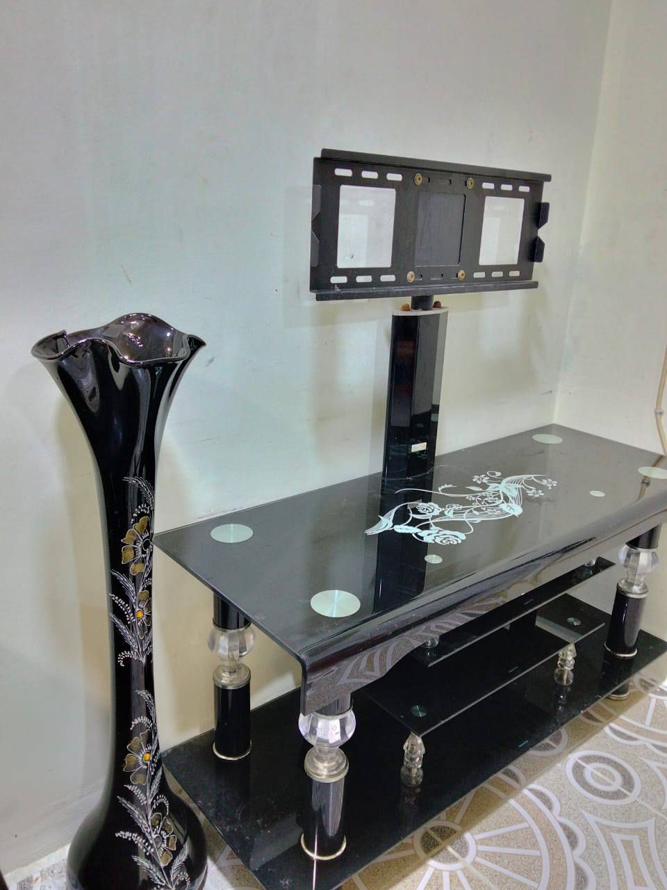 ميز تلفزيون جديد سعر ٤٠  الف استفسار ***********او***********
